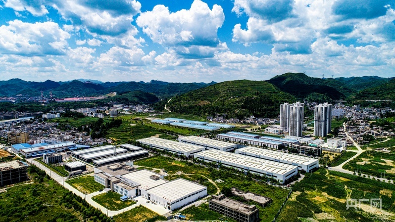 李强出席2026年夏季达沃斯论坛工商界代表座谈会