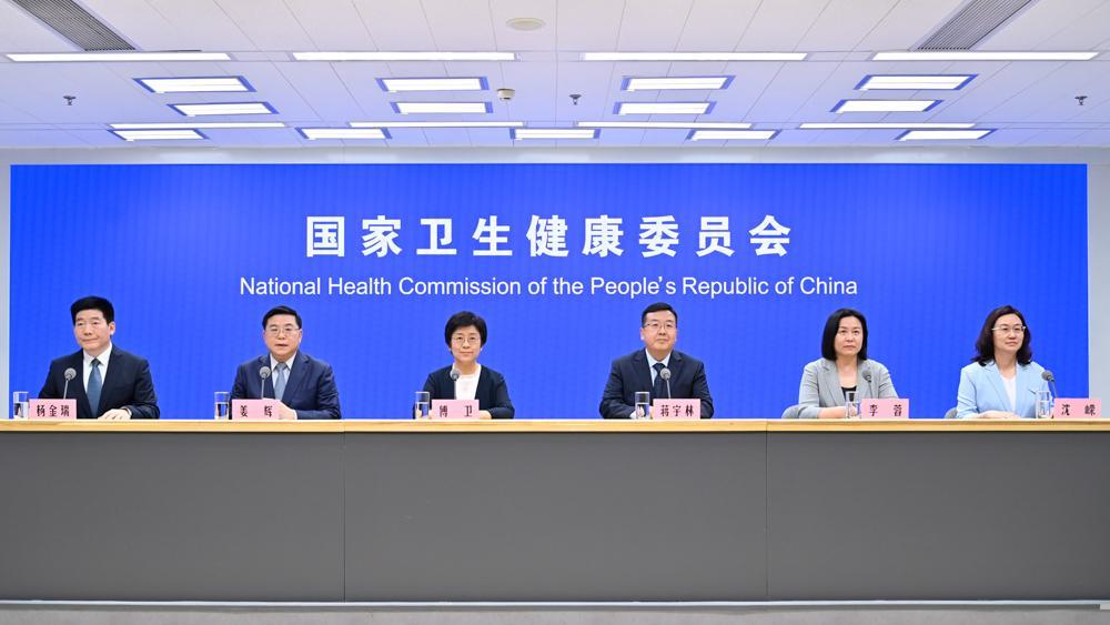 小伙捡到疑似手雷赶紧上交