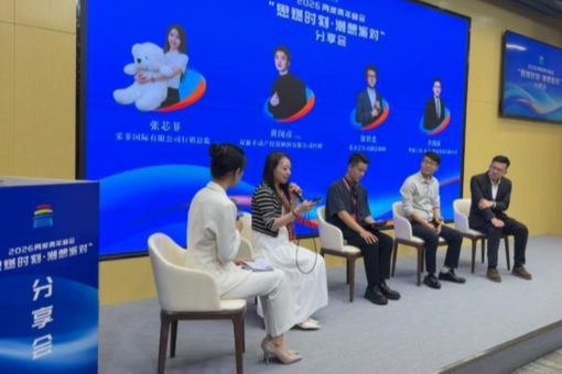 神十八乘组精心照料太空菜园